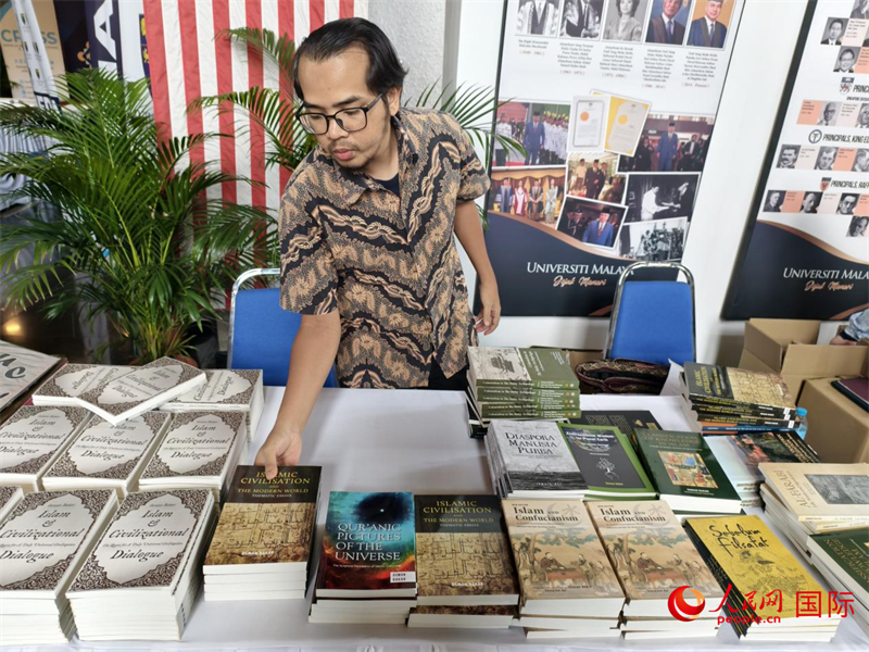 2025文明對(duì)話國(guó)際會(huì)議相關(guān)專家書(shū)籍售賣處 人民網(wǎng)褚君攝