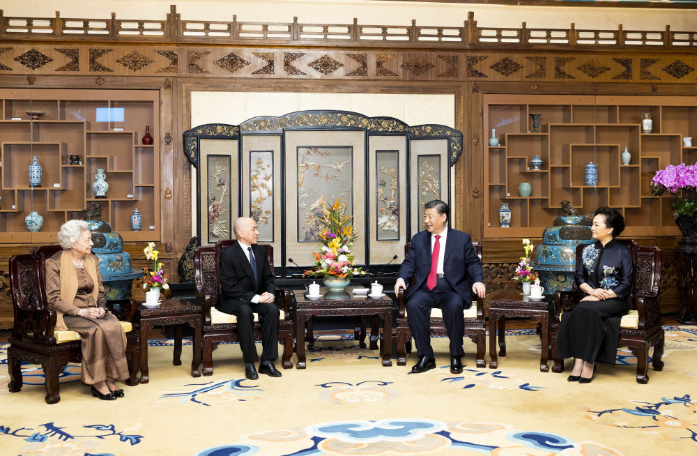 2023年2月24日，國(guó)家主席習(xí)近平和夫人彭麗媛在北京釣魚臺(tái)國(guó)賓館養(yǎng)源齋親切會(huì)見柬埔寨國(guó)王西哈莫尼和太后莫尼列。