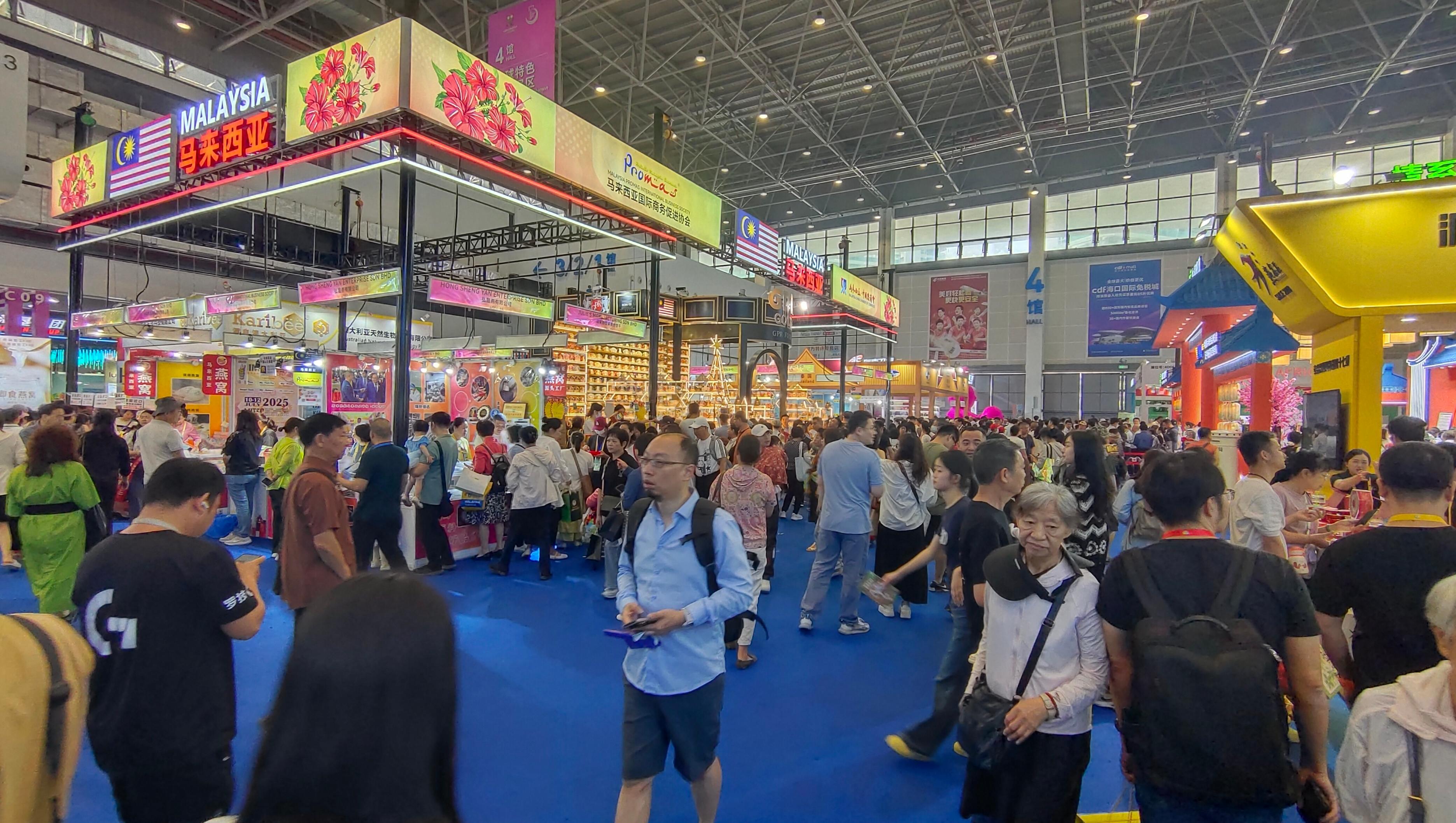 消博會(huì)迎來(lái)公眾開放日，眾多市民、客商來(lái)到展館參觀、購(gòu)物。人民網(wǎng)記者 李彤?dāng)z