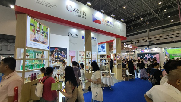 觀展者在各國(guó)展臺(tái)采購(gòu)、咨詢。人民網(wǎng)記者 李彤?dāng)z