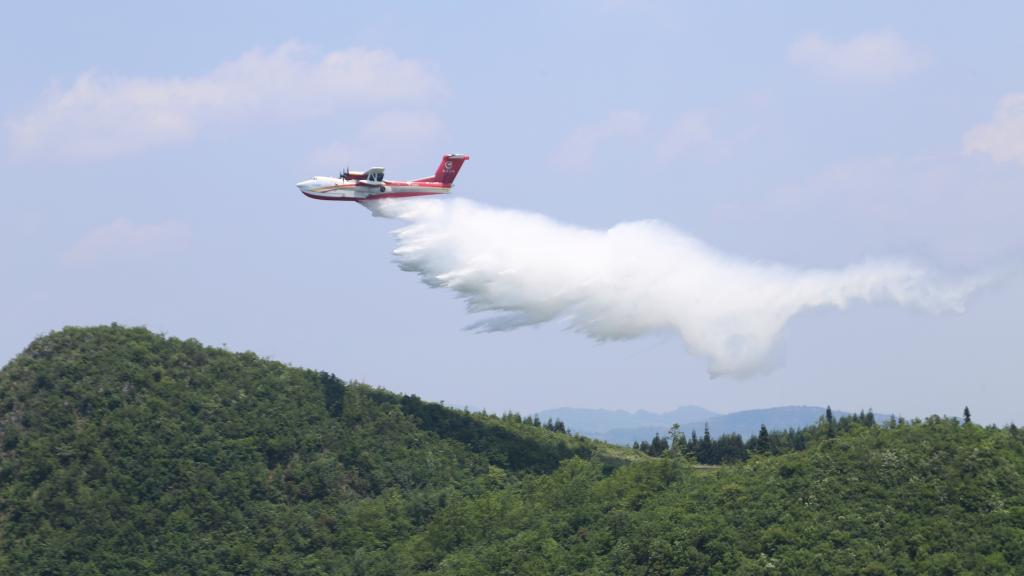 AG600飛機(jī)在四川西昌開展典型滅火場景驗證試飛科目（2023年6月攝）。新華社發(fā)（中國航空工業(yè)集團(tuán)供圖）