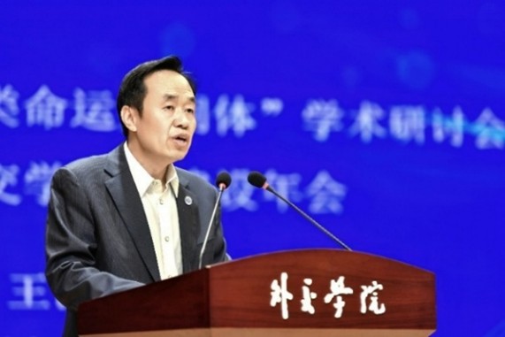 外交學院黨委書記王世廷大使致辭。主辦方供圖