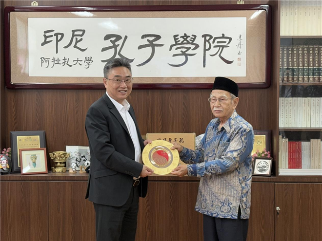 雙方交換禮物?；顒?dòng)主辦方供圖