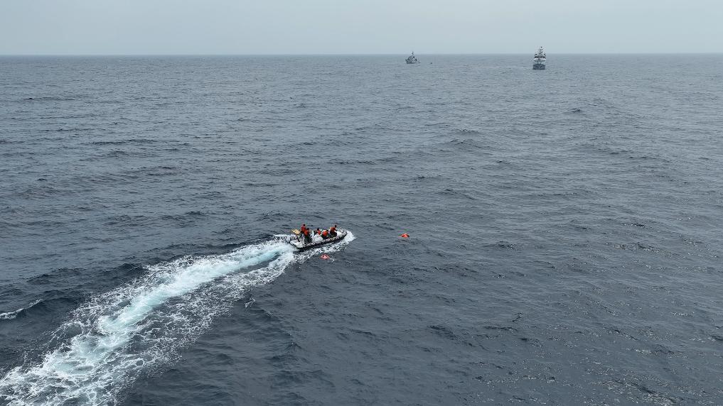 4月23日，中越海警開展海上聯(lián)合搜救演練，模擬營救落水人員。（中國海警供圖）
