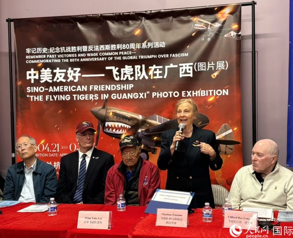 飛虎隊老兵后裔在現(xiàn)場分享父輩的歷史，正在發(fā)言者為夏琳·芳汀 人民網(wǎng)記者 鄧圩攝