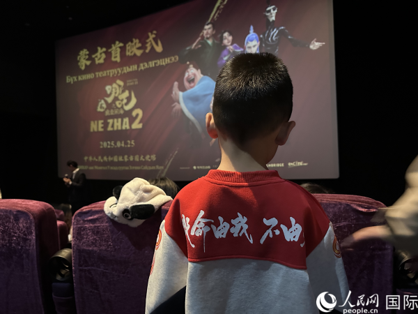 圖為首映式現(xiàn)場(chǎng)，一位小朋友身穿帶有《哪吒2》電影元素的衣服。人民網(wǎng)記者 張朋輝攝