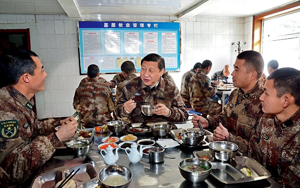 2014年1月26日，習(xí)近平主席專程來(lái)到內(nèi)蒙古軍區(qū)邊防某部，親切看望慰問(wèn)戍邊官兵。這是在連隊(duì)食堂，習(xí)近平主席同戰(zhàn)士們一起用餐。