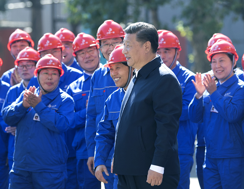 2018年9月26日，在中國一重集團，習近平總書記走到工人中間，同大家親切交流。