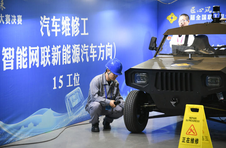 2024年9月11日，由全國總工會、人力資源和社會保障部等單位主辦的第八屆全國職工職業(yè)技能大賽決賽在陜西開幕。這是選手在位于西安國際會展中心的比賽場地參加汽車維修工（智能網(wǎng)聯(lián)新能源汽車方向）工種比賽。新華社記者 張博文 攝