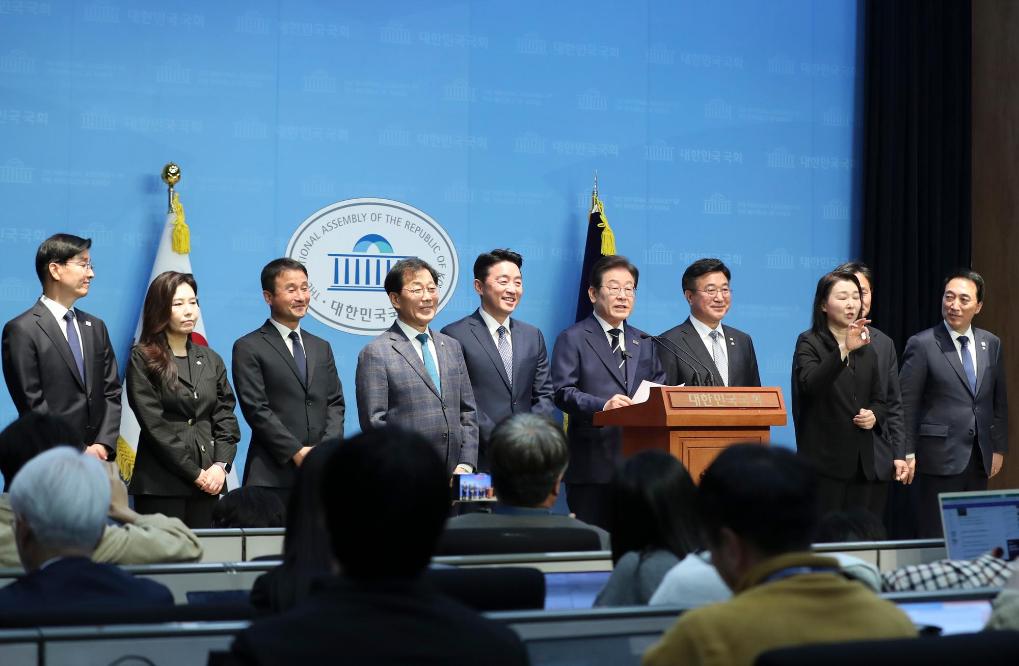 4月11日，李在明在韓國(guó)首爾舉行的新聞發(fā)布會(huì)上介紹他的總統(tǒng)競(jìng)選團(tuán)隊(duì)。新華社記者姚琪琳攝