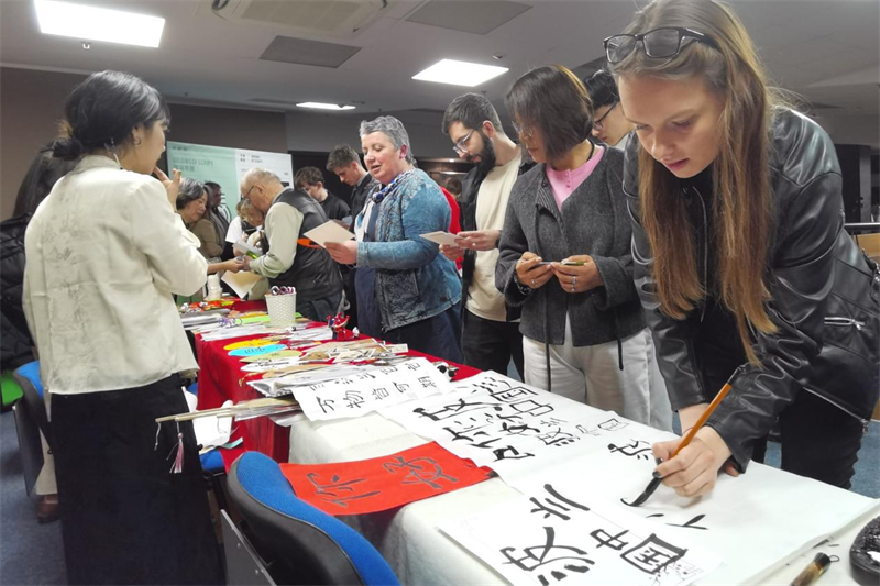 現(xiàn)場來賓體驗(yàn)中國傳統(tǒng)文化。中國駐波蘭大使館供圖。