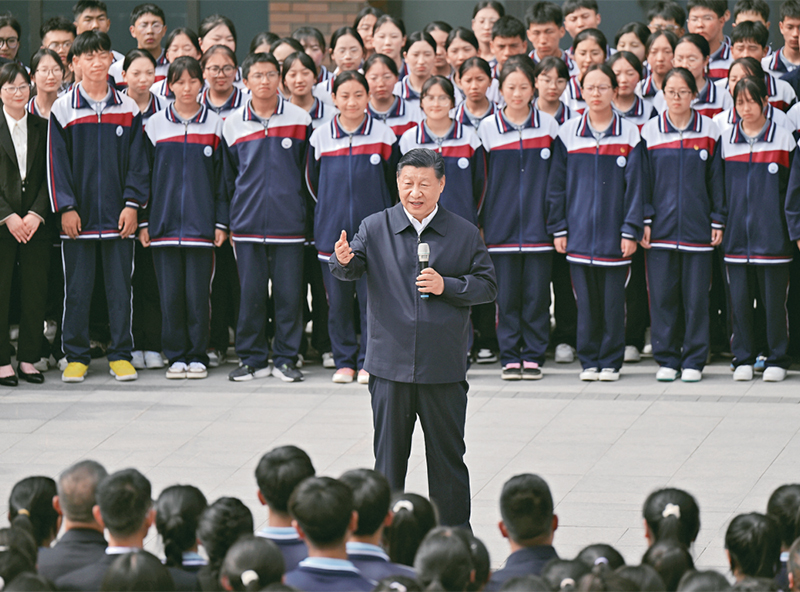 2024年6月18日至19日，中共中央總書記、國家主席、中央軍委主席習(xí)近平在青?？疾?。這是18日下午，習(xí)近平在果洛西寧民族中學(xué)考察時(shí)，同師生們親切交流。 新華社記者 岳月偉/攝