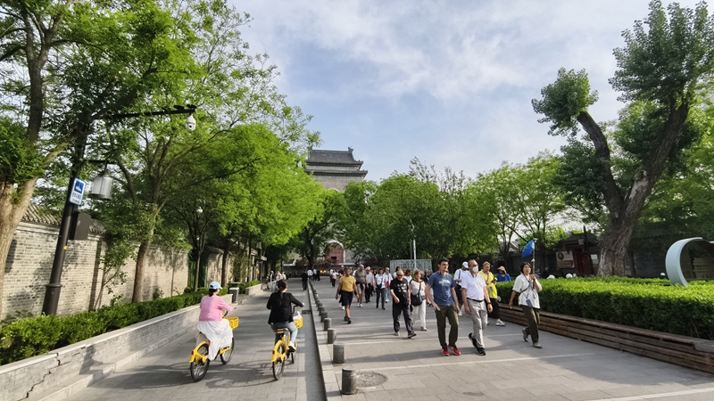 外國游客游覽北京鼓樓。人民網(wǎng)記者 李楠樺攝