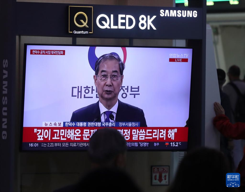 5月1日，在韓國首爾火車站，民眾觀看韓德洙辭職的新聞。新華社記者 姚琪琳 攝