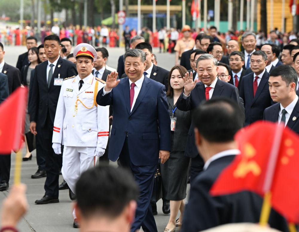 4月14日，中共中央總書記、國(guó)家主席習(xí)近平抵達(dá)河內(nèi)對(duì)越南進(jìn)行國(guó)事訪問。當(dāng)日下午，越共中央總書記蘇林為習(xí)近平舉行隆重歡迎儀式。這是歡迎儀式后，習(xí)近平和蘇林一同步行前往越共中央駐地舉行會(huì)談時(shí)，向歡迎人群揮手致意。新華社記者 張領(lǐng) 攝