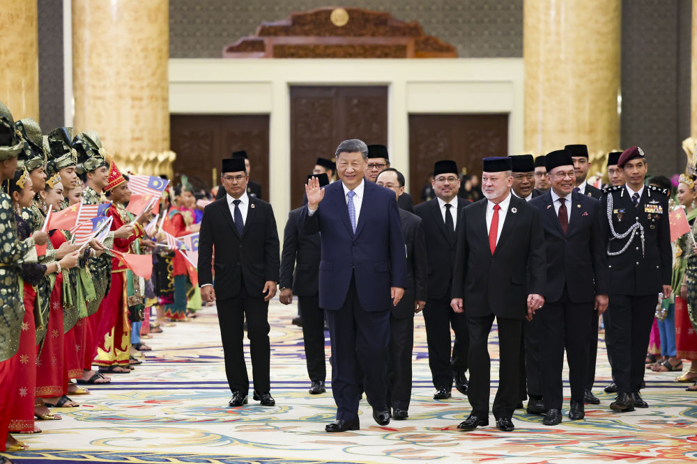 4月16日上午，馬來西亞最高元首易卜拉欣在馬來西亞國(guó)家王宮同中國(guó)國(guó)家主席習(xí)近平舉行會(huì)見。會(huì)見后，習(xí)近平出席易卜拉欣舉行的歡迎宴會(huì)。這是習(xí)近平向歡迎人群揮手致意。新華社記者 黃敬文 攝