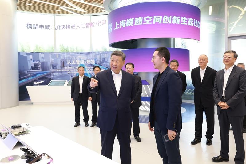 △2025年4月29日，習(xí)近平總書記在上?！澳Ｋ倏臻g”大模型創(chuàng)新生態(tài)社區(qū)，察看大模型產(chǎn)品展示。