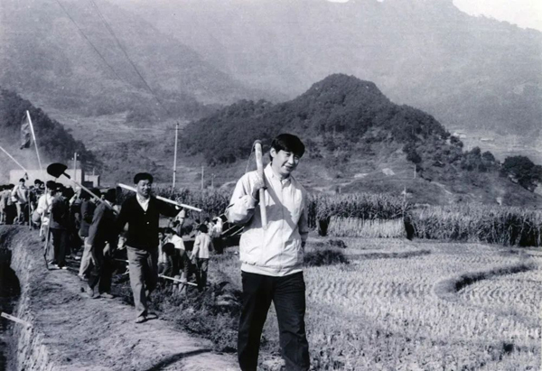 這是1989年，時任福建省寧德地委書記的習(xí)近平帶領(lǐng)地直機(jī)關(guān)千余名干部到寧德縣南漈水利工地參加清溝排障修整水渠勞動。新華社發(fā)
