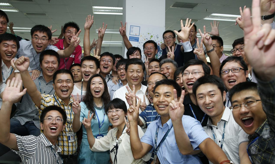 2013年8月29日，習近平總書記在東軟集團（大連）有限公司同年輕員工親切合影。新華社記者 鞠鵬 攝