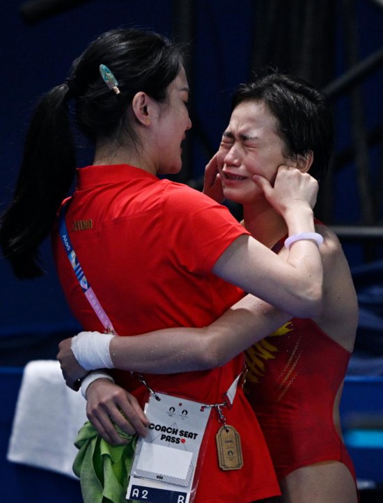 2024年8月6日，中國選手全紅嬋（右）與教練陳若琳在巴黎奧運(yùn)會女子10米臺決賽后慶祝。新華社記者 王鵬 攝