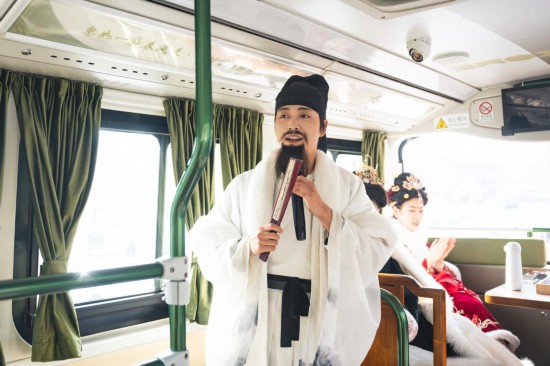 身著古裝的“伴游”在“長(zhǎng)安尋夢(mèng)”主題觀光車上為游客講解。（受訪者供圖）