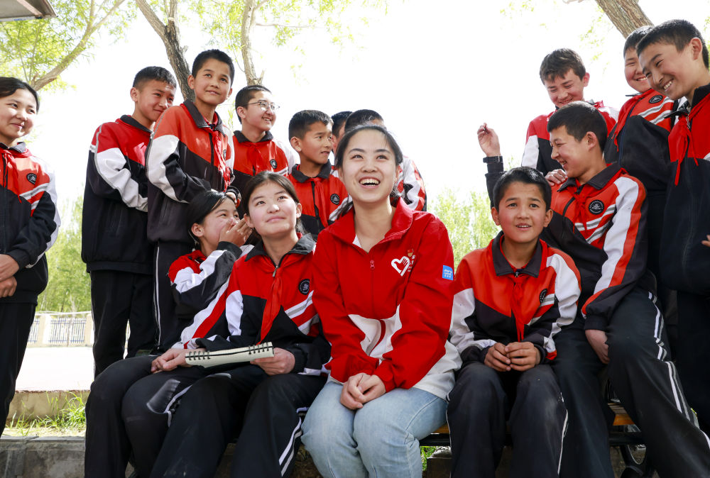 4月23日，在新疆克州阿圖什市哈拉峻鄉(xiāng)謝依特小學，支教教師高淑賢和學生們在一起。