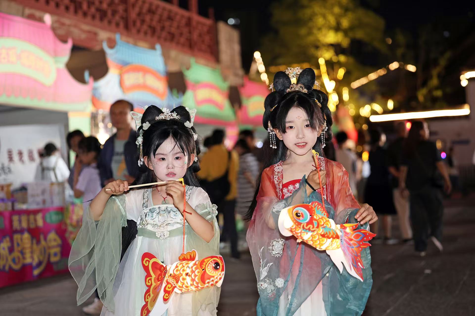 2025年5月2日晚，安徽蕪湖古城，魚(yú)燈巡游吸引游人駐足觀看。（圖片來(lái)源：視覺(jué)中國(guó)）