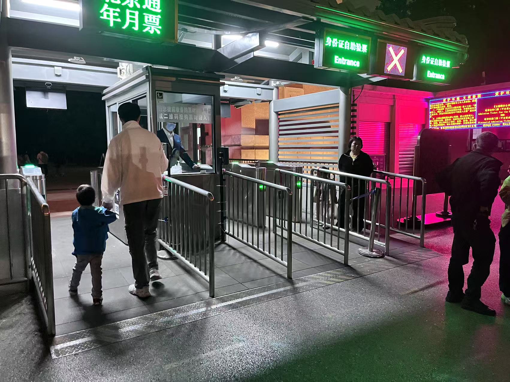 北京天壇公園延長開放時間，游客進(jìn)入游覽。人民網(wǎng)記者 李楠樺攝