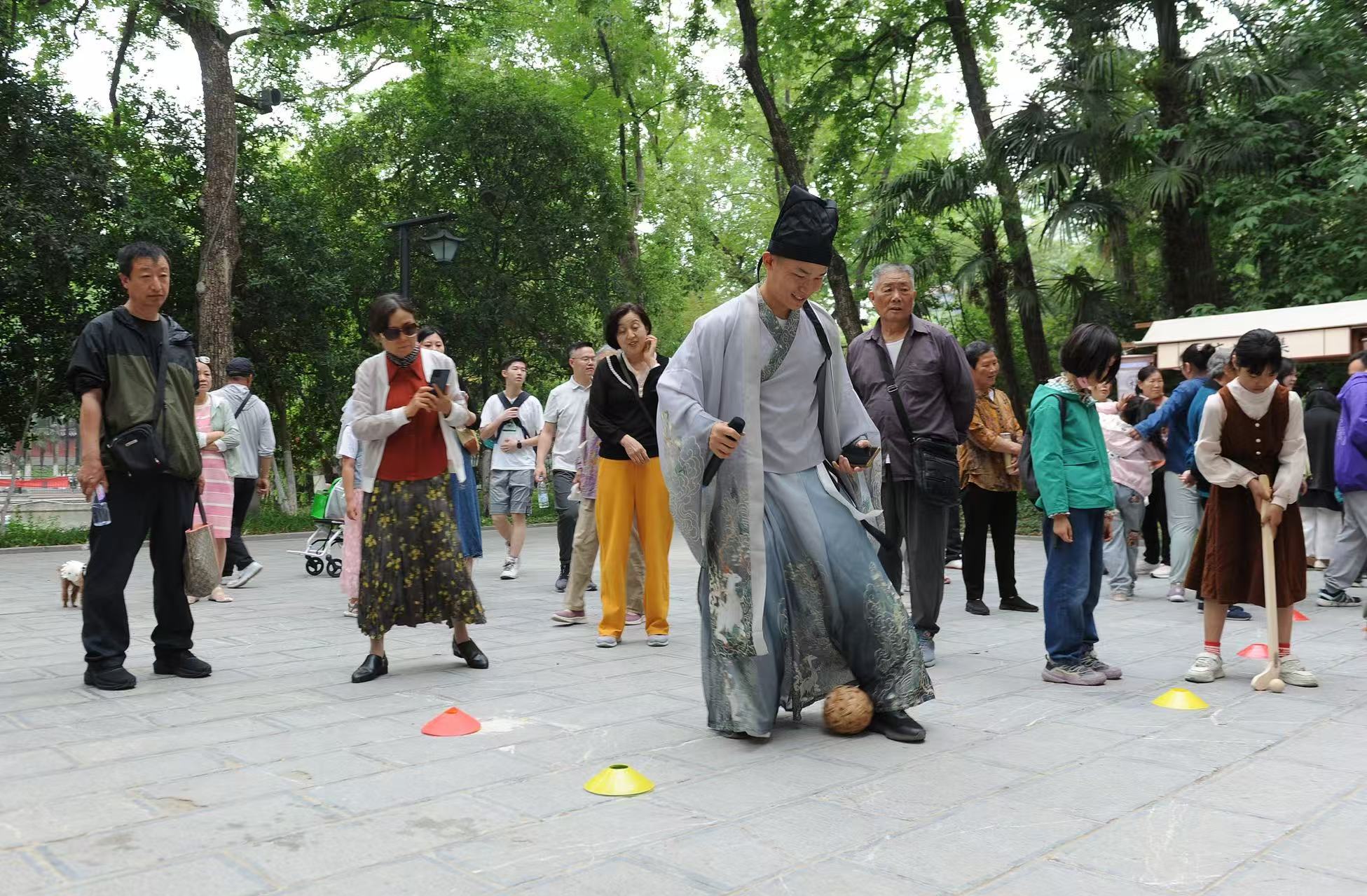 2025年5月3日，安徽省合肥市包公園景區(qū)，游客正在參與“蹴鞠”體育活動(dòng)。（圖片來(lái)源：視覺(jué)中國(guó)）