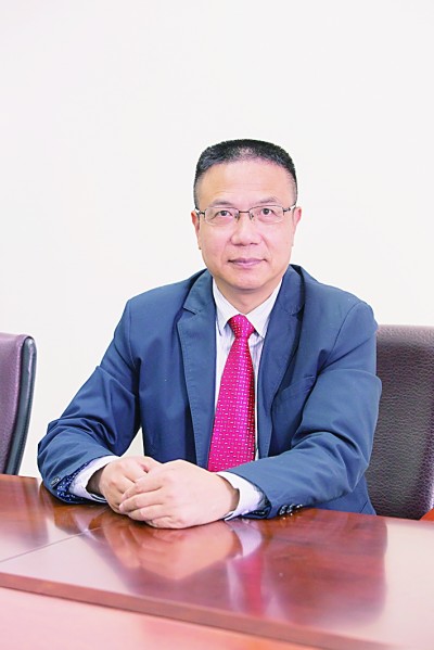 徐飛 教授、博士生導(dǎo)師。歷任上海交通大學(xué)副校長(zhǎng)、西南交通大學(xué)校長(zhǎng)、上海財(cái)經(jīng)大學(xué)常務(wù)副校長(zhǎng)，現(xiàn)任福耀科技大學(xué)常務(wù)副校長(zhǎng)。國(guó)務(wù)院政府特殊津貼專家。先后兼任中國(guó)鐵道學(xué)會(huì)副理事長(zhǎng)，中國(guó)管理學(xué)會(huì)組織與戰(zhàn)略專業(yè)委員會(huì)副主任，教育部高等學(xué)校創(chuàng)新創(chuàng)業(yè)教育指導(dǎo)委員會(huì)副主任，中國(guó)高等教育學(xué)會(huì)創(chuàng)新創(chuàng)業(yè)教育分會(huì)理事長(zhǎng)，中國(guó)高質(zhì)量MBA教育認(rèn)證（CAMEA）工作委員會(huì)副主任，中國(guó)職業(yè)技術(shù)教育學(xué)會(huì)副會(huì)長(zhǎng)等。主要研究領(lǐng)域?yàn)閼?zhàn)略管理、競(jìng)爭(zhēng)戰(zhàn)略與博弈論、創(chuàng)新創(chuàng)業(yè)、跨文化戰(zhàn)略領(lǐng)導(dǎo)力等。出版著作20余部。