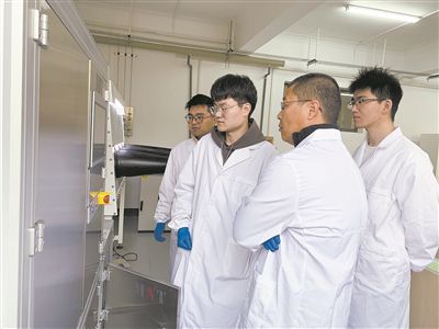 圖為安工大材料科學(xué)與工程學(xué)院碩士研究生余威（右一）在實(shí)驗(yàn)室開(kāi)展研究。安工大供圖