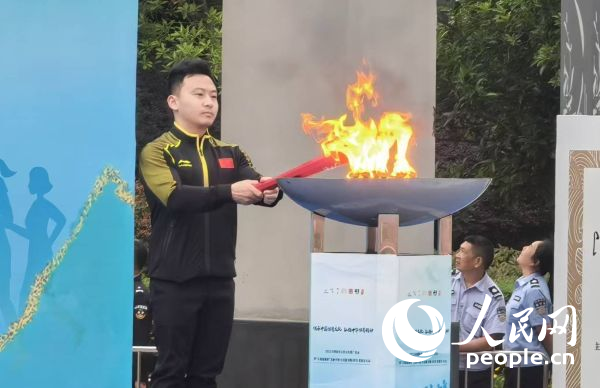 在活動開幕式上，馮喆點燃火炬。人民網(wǎng)記者 楊磊攝