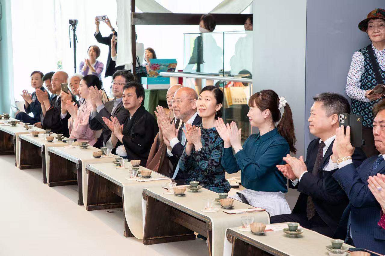 中日兩國(guó)文旅界、各茶道流派嘉賓出席開(kāi)幕式。中國(guó)駐大阪旅游辦事處供圖