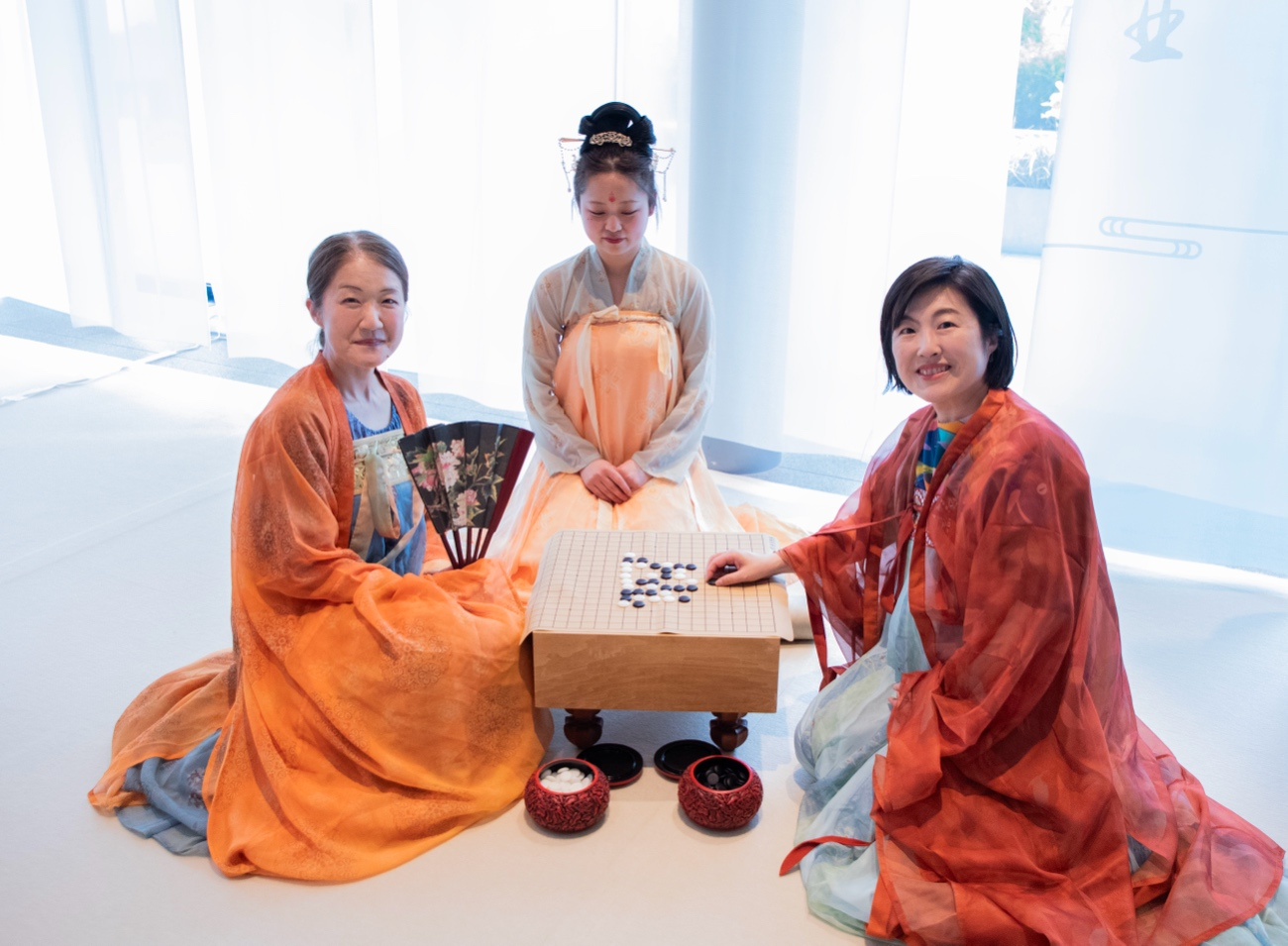 日本客人體驗(yàn)漢服。中國(guó)駐大阪旅游辦事處供圖