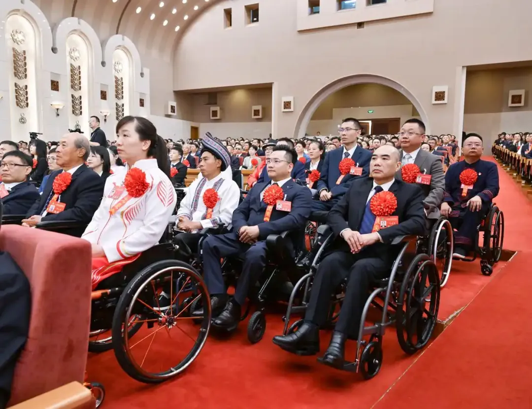 2025年5月16日，第七次全國自強(qiáng)模范暨助殘先進(jìn)表彰大會在北京召開。大會表彰了200名“全國自強(qiáng)模范”、200個“全國殘疾人工作先進(jìn)集體”和60名“全國殘疾人工作先進(jìn)個人”。