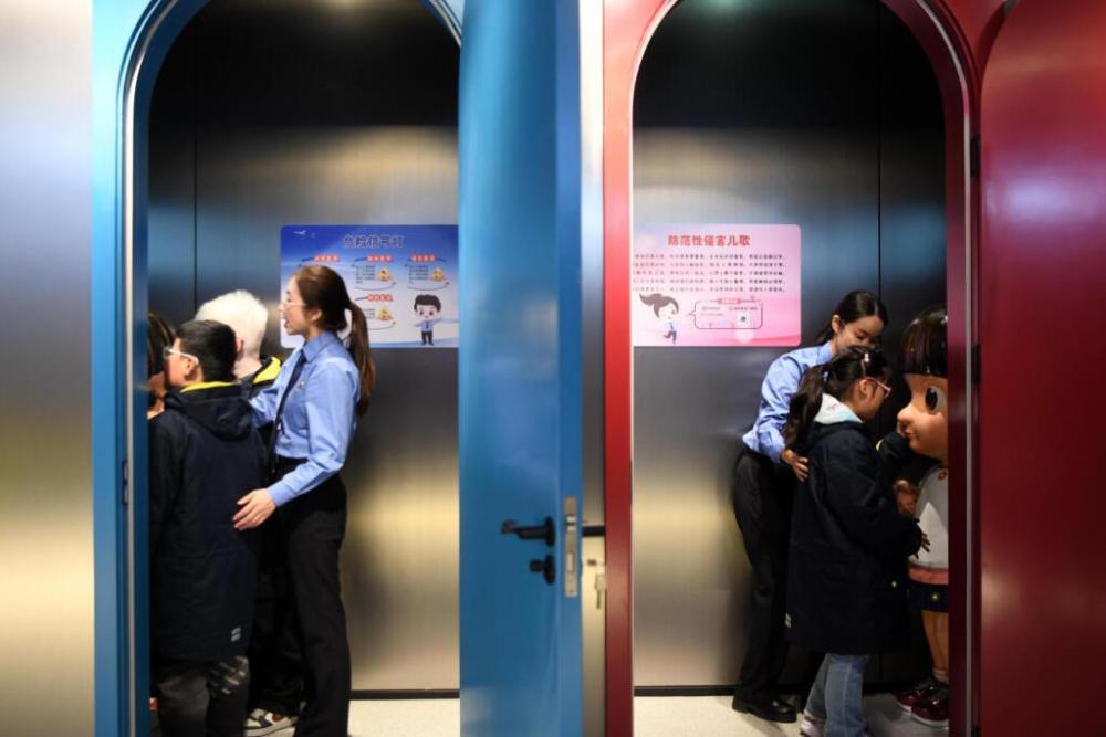 2025年4月2日，殘障兒童在無障礙青少年法治教育基地體驗。