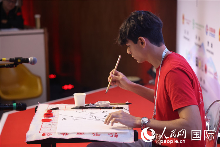2025年“漢語橋”巴西賽區(qū)決賽的“才藝展示”環(huán)節(jié)，一名參賽者正在繪畫。人民網(wǎng)記者 時元皓攝