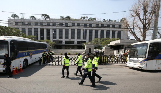 4月3日，在韓國(guó)首爾，警察在韓國(guó)憲法法院前執(zhí)勤。新華社記者姚琪琳攝