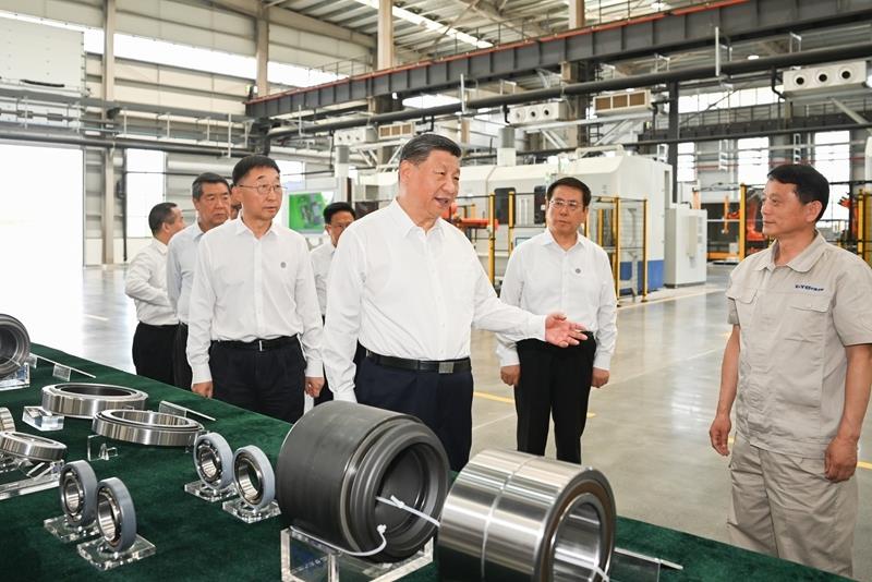 2025年5月19日，習(xí)近平總書記在河南洛陽(yáng)軸承集團(tuán)股份有限公司智能工廠考察。