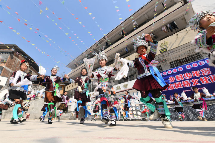 2025年3月25日，廣西柳州市融水苗族自治縣桿洞鄉(xiāng)中心小學(xué)學(xué)生在跳蘆笙踩堂舞。新華社記者 黃孝邦 攝