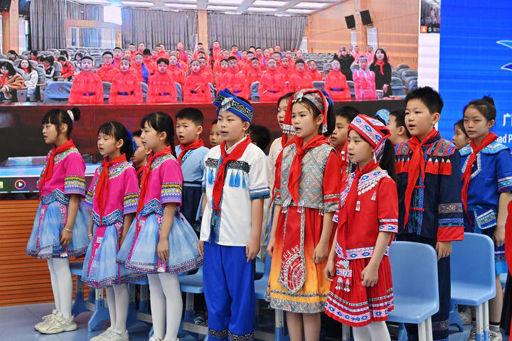 2025年3月28日，在“壯蒙一家親 共筑中國(guó)夢(mèng)”手拉手主題云隊(duì)會(huì)上，廣西南寧市濱湖路小學(xué)四（1）中隊(duì)隊(duì)員通過網(wǎng)絡(luò)和內(nèi)蒙古鄂爾多斯東勝區(qū)第十二小學(xué)四（9）中隊(duì)隊(duì)員一起唱《中國(guó)少年先鋒隊(duì)隊(duì)歌》。新華社記者 周華 攝