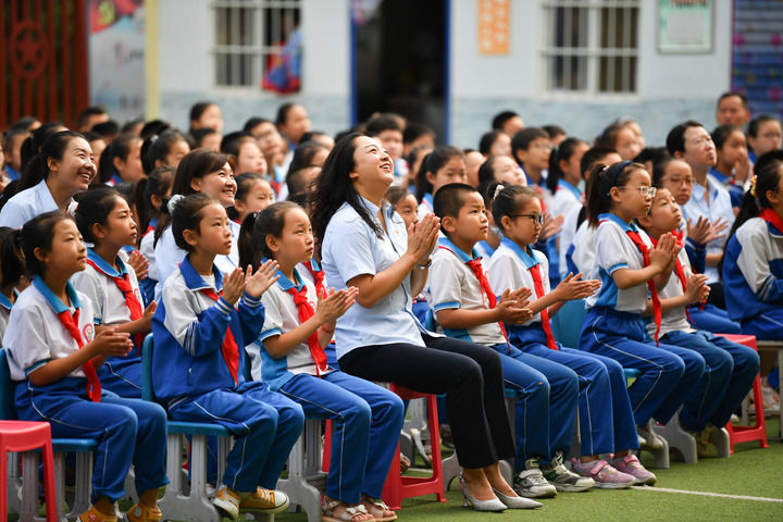 2021年7月1日，在位于陜西省延安市的楊家?guī)X福州希望小學(xué)，師生收看慶祝中國(guó)共產(chǎn)黨成立100周年大會(huì)。新華社記者 張博文 攝