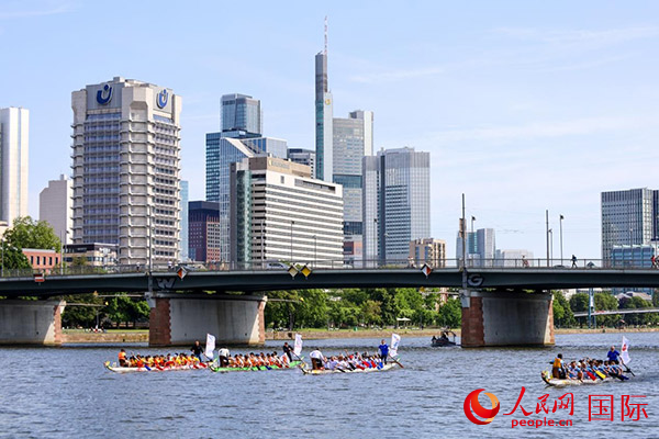 龍舟賽隊伍奮力揮槳、破浪前行。人民網(wǎng) 依琳攝