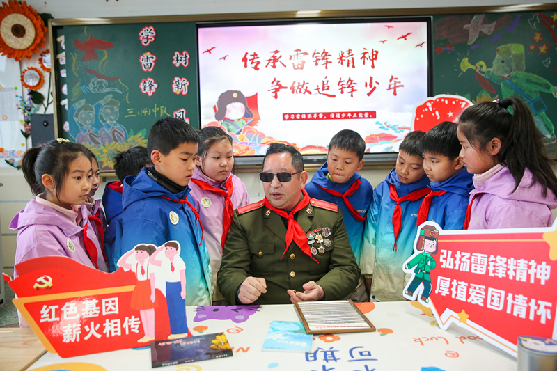 2025年3月3日，江蘇南通如皋市安定小學(xué)里，傷殘軍人許波銀在思政小課堂上向?qū)W生講述雷鋒故事。