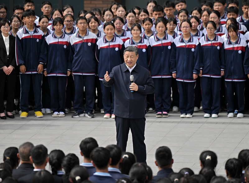 2024年6月18日，習(xí)近平總書(shū)記在青海果洛西寧民族中學(xué)考察時(shí)，同師生們親切交流。