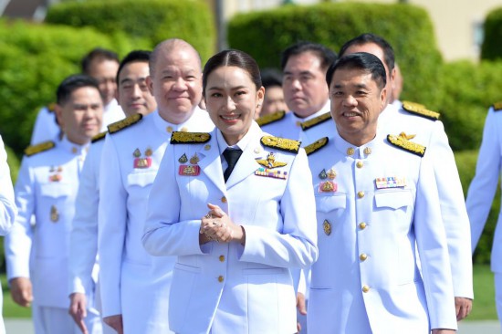 2024年9月7日，泰國總理佩通坦·欽那瓦（前中）及新一屆內(nèi)閣成員在位于首都曼谷的總理府與媒體見面。新華社發(fā)（拉亨攝）