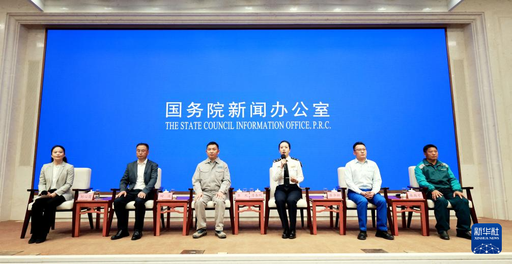 5月29日，國務院新聞辦公室在北京舉行“新征程上的奮斗者”中外記者見面會，交通運輸領(lǐng)域代表圍繞“加快建設交通強國 勇當開路先鋒”與中外記者見面交流。新華社記者 潘旭 攝