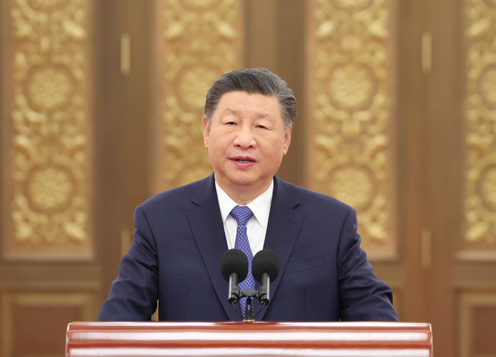 2024年9月23日，習(xí)近平總書(shū)記在人民大會(huì)堂接見(jiàn)探月工程嫦娥六號(hào)任務(wù)參研參試人員代表并參觀月球樣品和探月工程成果展覽。這是習(xí)近平總書(shū)記發(fā)表重要講話。新華社記者 鞠鵬 攝