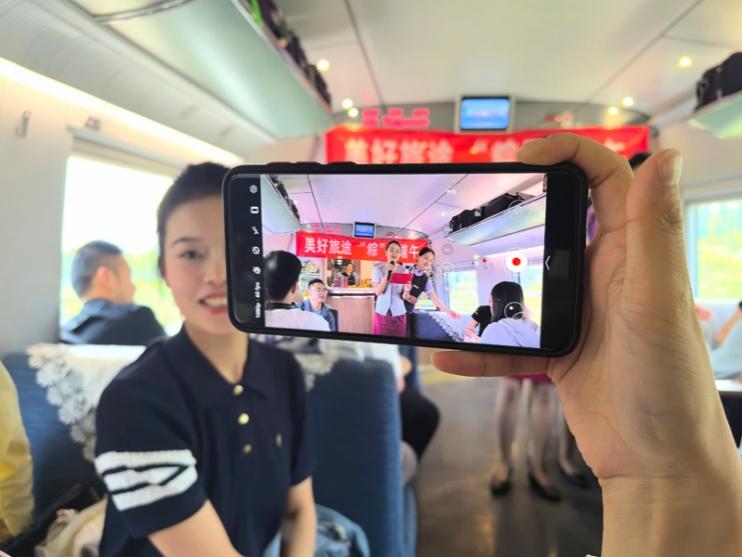 在活動中，旅客紛紛舉起手機拍攝。顏笑攝