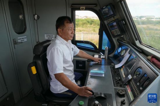 5月31日，在蒙內(nèi)鐵路內(nèi)羅畢站，機車駕駛員蔣立平在即將開往蒙巴薩的E2次列車上進行準備工作。新華社記者 楊光 攝